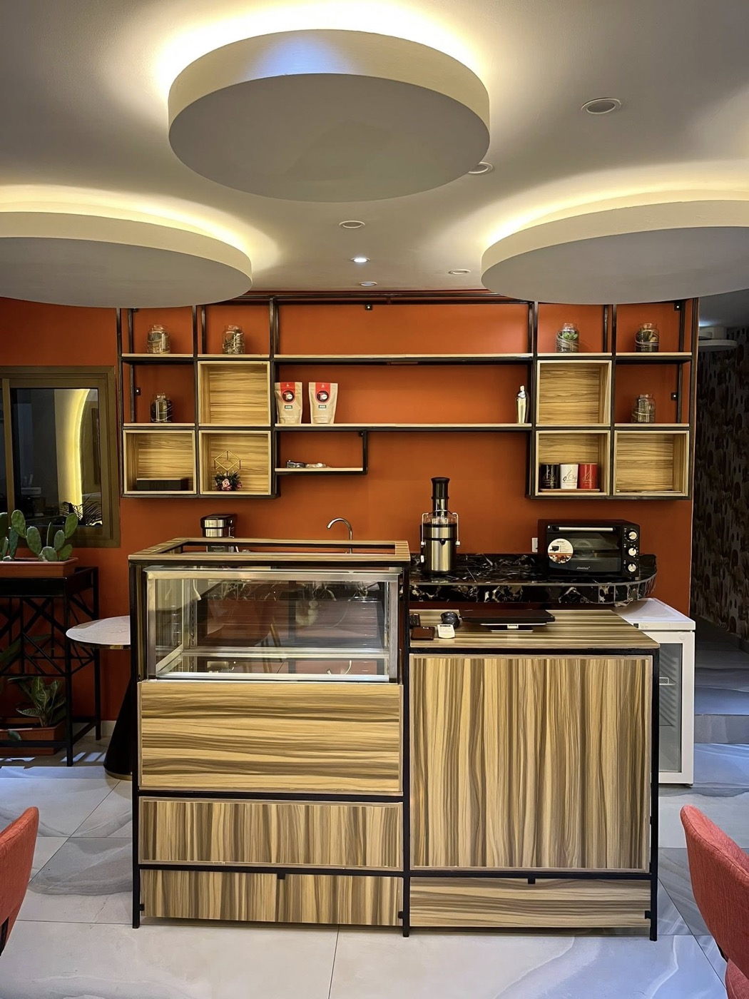 Le comptoir coffee shop et sa vitrine de pâtisseries