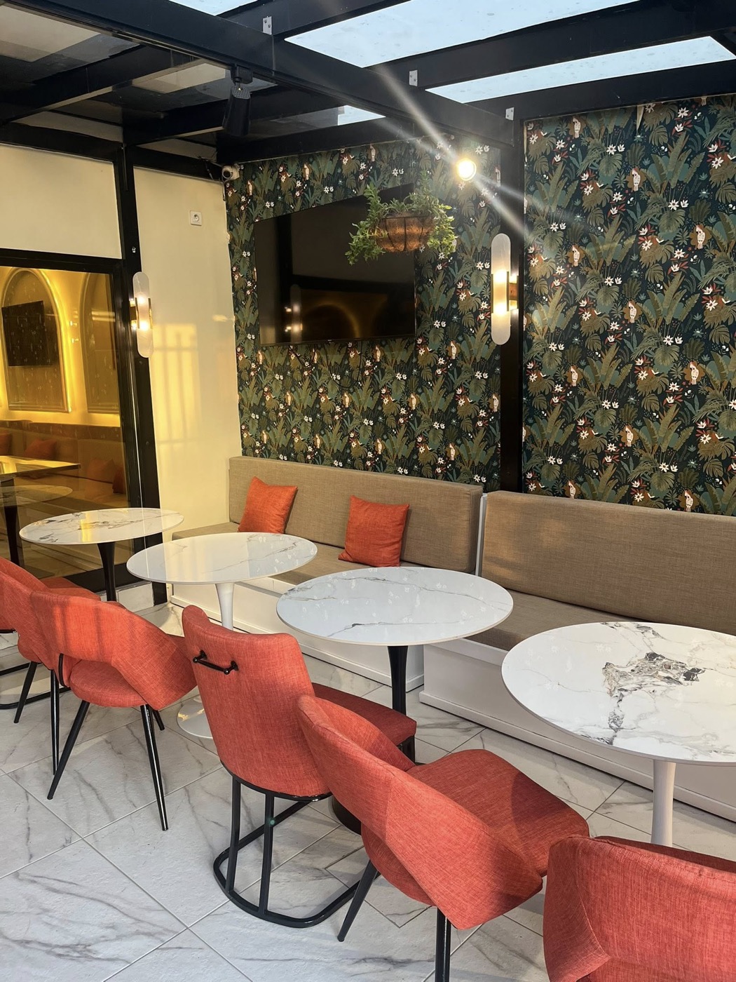 Coin banquette cosy aux tables en marbre