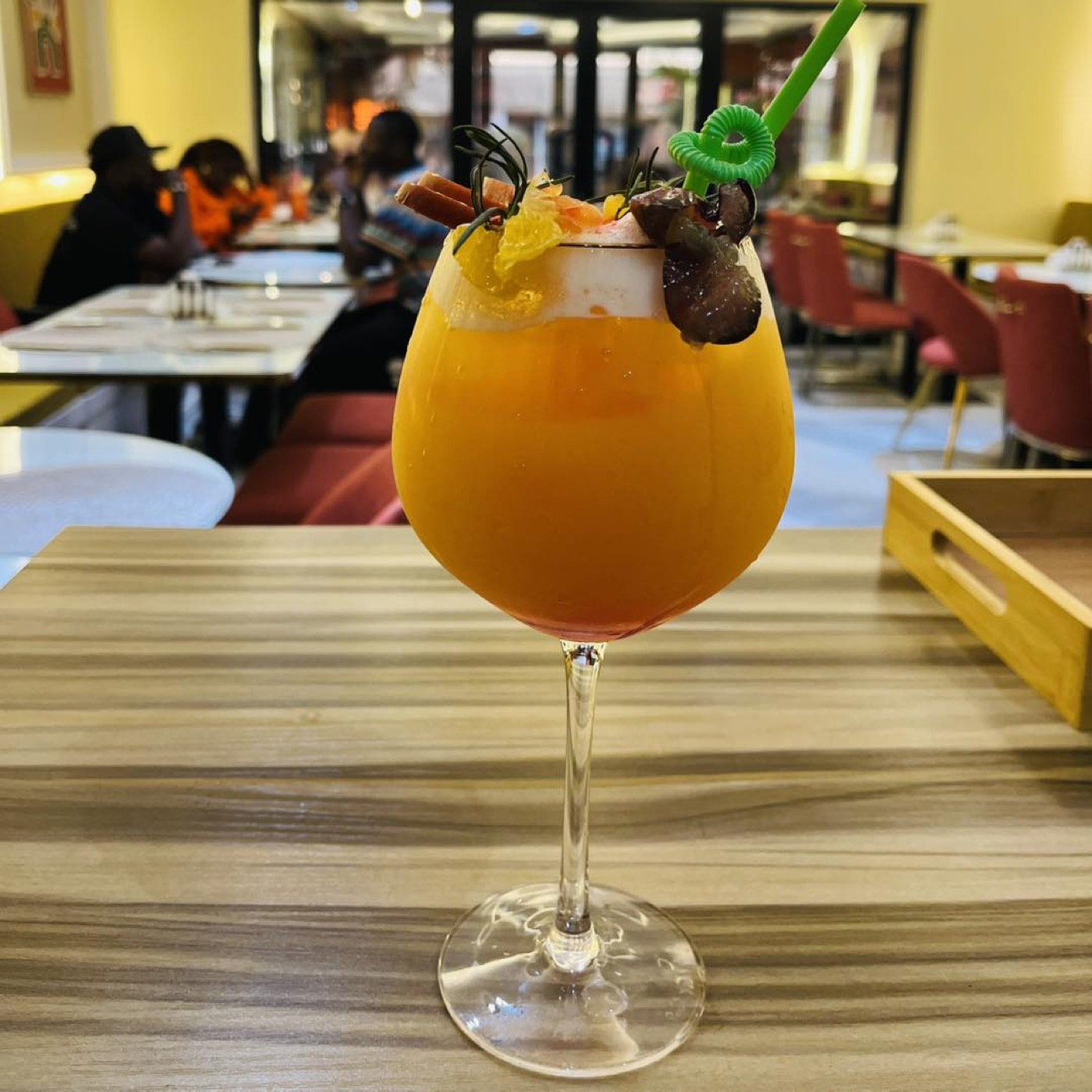 Mocktail fruité dressé dans un grand verre